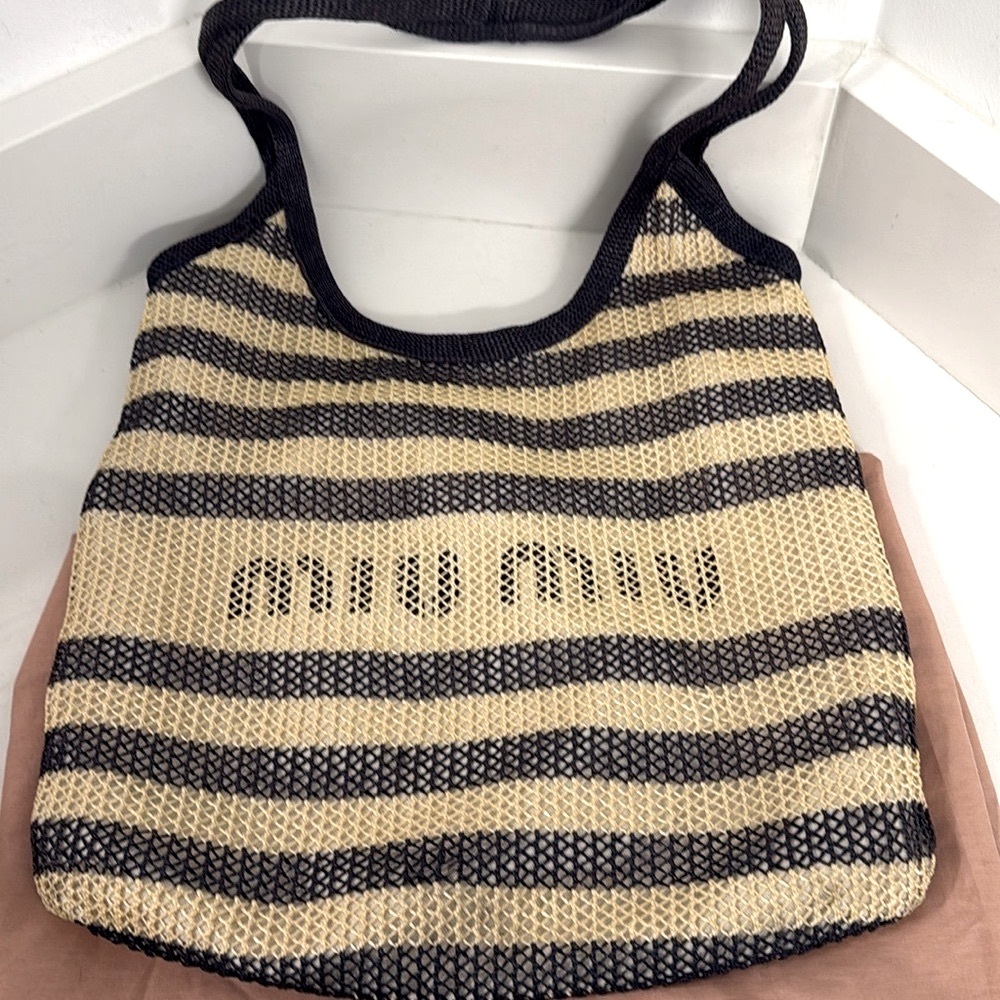 Miu Miu Logo Raffia Effect Tote Bag - Picture 4 of 13